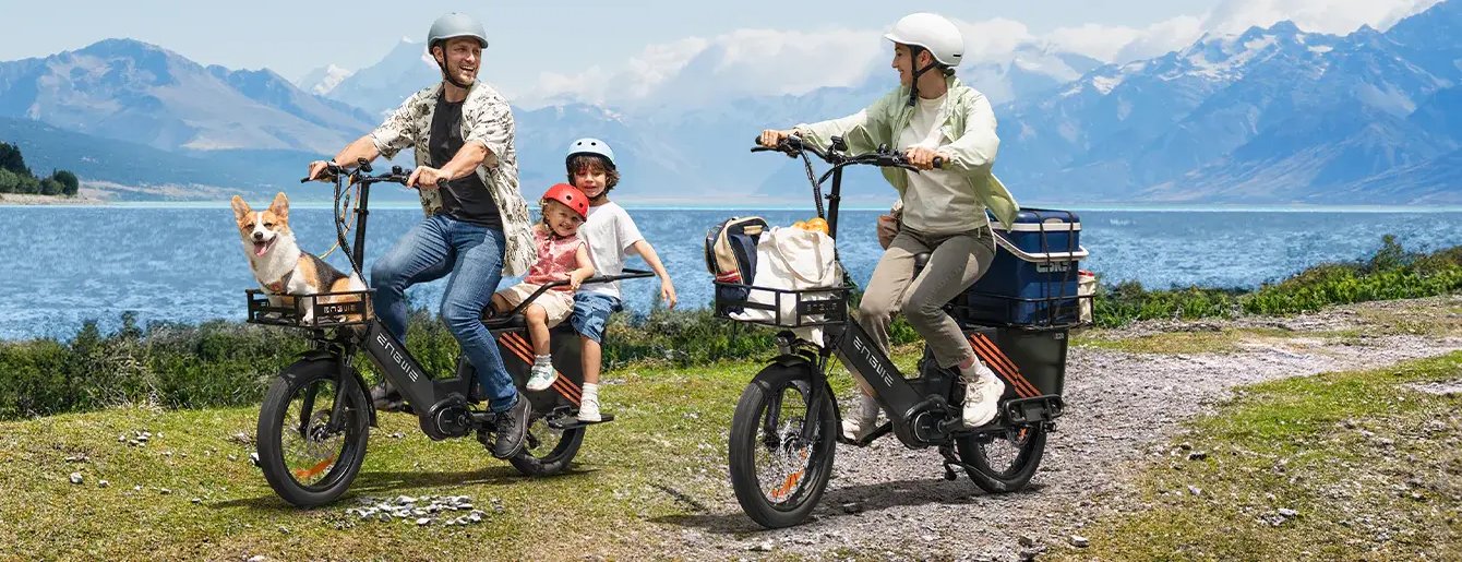 Familia paseando con bicicletas eléctricas ENGWE junto a un lago